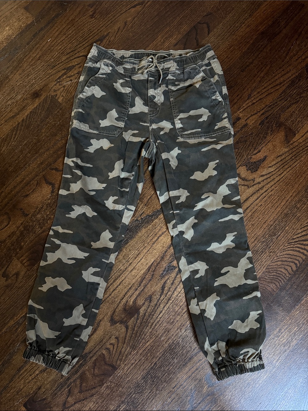American Eagle next level stretch army green camouflage pants. 8 short.